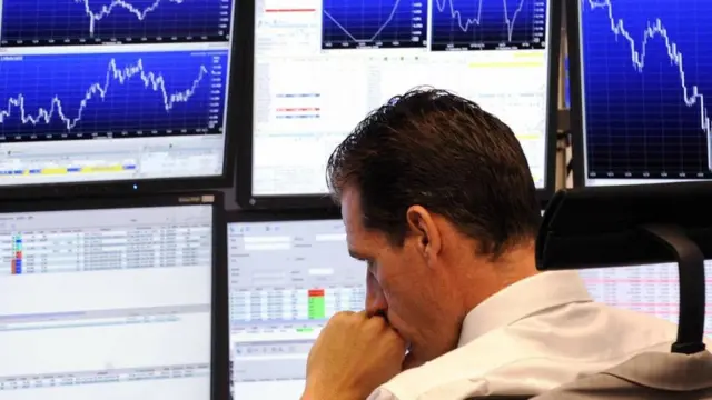 موظف يبدو عليه التركيز الشديد في إحدى مهام عمله على جهاز الكمبيوتر