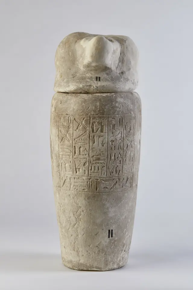 هذه الجرار هي أقدم القطع، ويرجع تاريخها على الأرجح إلى ما بين 945-700 قبل الميلاد