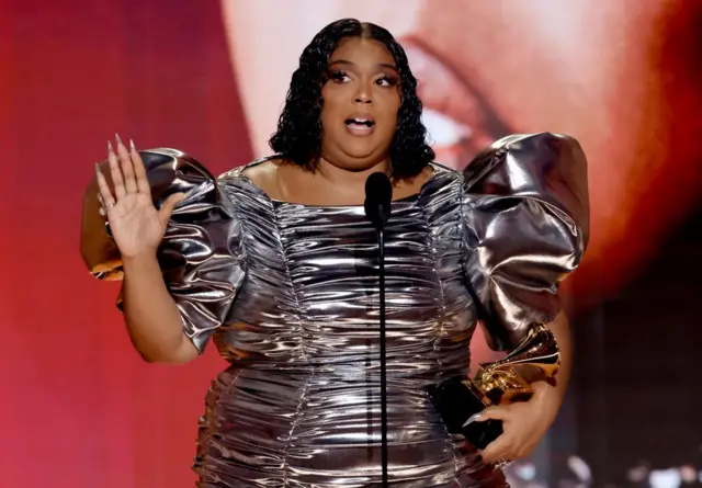 Lizzo canta en los Grammy 2023 en Los Ángeles.