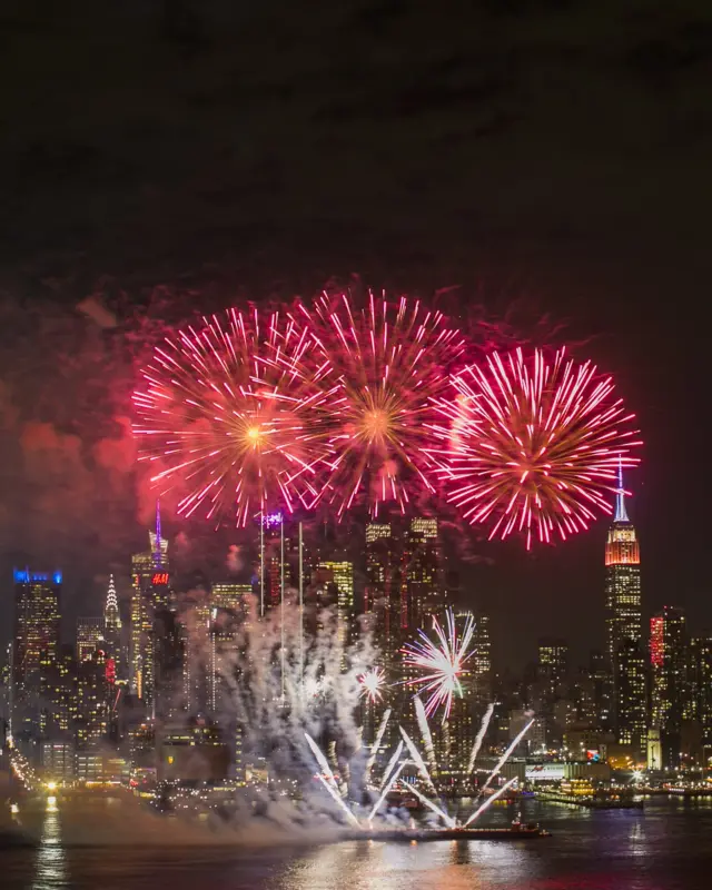 การจุดพลุเฉลิมฉลองเทศกาลตรุษจีน เหนือแม่น้ำฮัดสัน เกิดขึ้นเมื่อวาน (14 ก.พ.) อย่างยิ่งใหญ่ โดยมีฉากหลังเป็นตึกระฟ้า หนึ่งในจำนวนนั้นคือ ตึกเอ็มไพร์สเตท ในนครนิวยอร์กของสหรัฐฯ