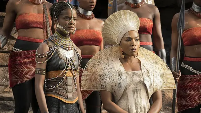 Angela Bassett y Letitia Wright en Black Panther