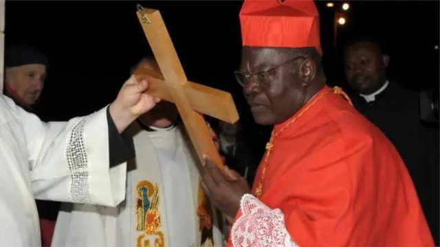 Cardinal Laurent Monsengwo Pasinya tenant une croix en boix