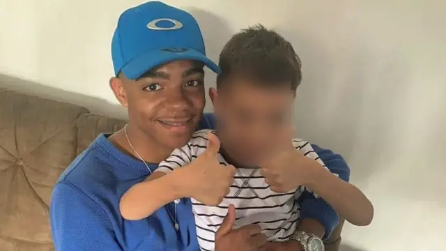 Igor en casa con su familia.