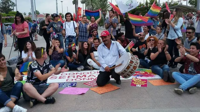 Internetda jinsiy aloqada bolgan rus talabalari. Ular uysiz ayolni kiraverishda sikishadi