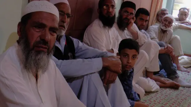 कैसर के घर पर जुटे लोग