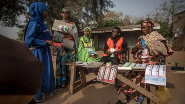 Ma'aikatan zabe a bakin aiki
