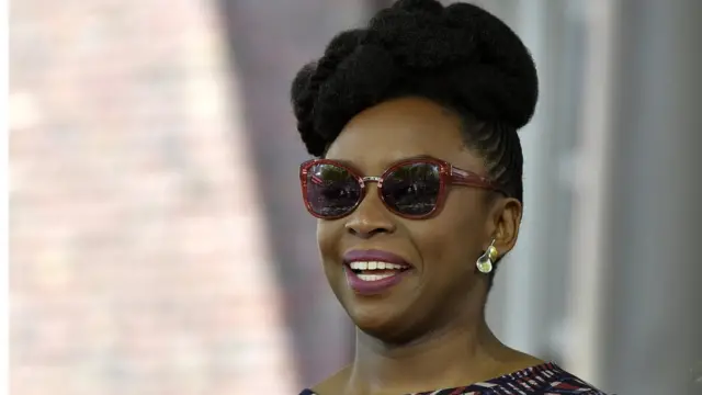 ቺማማንዳ ኒጎዚ ኩልና ኣንስታያዊት ክንኸውን አለና ብምባል፡ ኣብ ሞንጎ ጾታ ዘሎ ኣፈላላይ ክዕበስ ኣለዎ ዝብል ቃልሲ እተካይድ ጓል ኣንስተይቲ'ያ