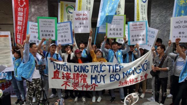 Hàng chục công nhân gười Việt biểu tình trước Văn phòng Kinh tế Văn hóa VN tại Đài Bắc hôm 5/5 để yêu cầu hủy bỏ môi giới tư nhân
