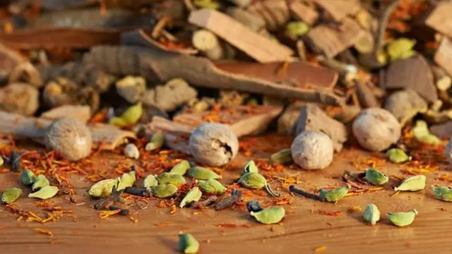 Tout ce qui entre dans la composition de l'encens Nado est biologique, et une grande partie est récoltée par des éleveurs de yacks nomades dans l'Himalaya.