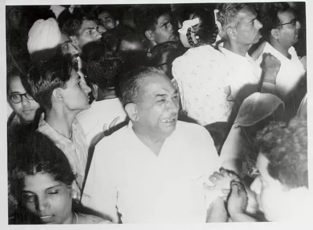 નેહરુના મૃત્યુનો શોક પ્રકટ કરતા સામાન્ય નાગરિકો