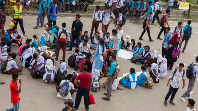 কাছাকাছি সময়ে নিরাপদ সড়ক আন্দোলন ও কোটা আন্দোলন তরুণদের জন্য সবচাইতে আলোচিত বিষয় ছিল।