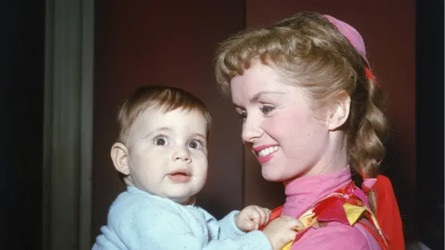 دبی رینولدز و کری فیشر نوزاد