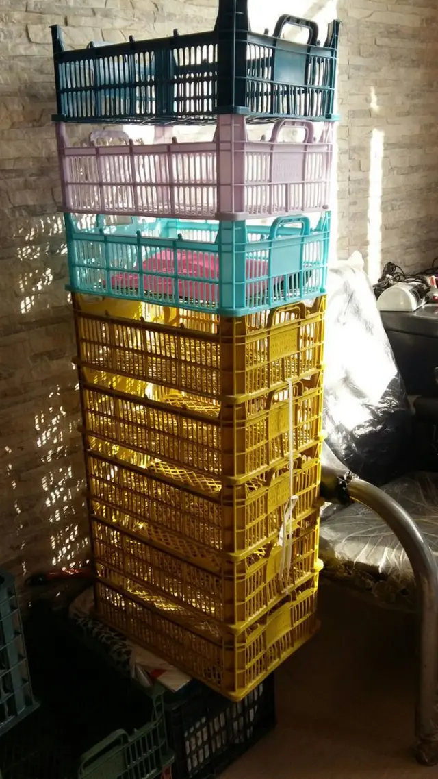 یک تولیدکننده سبد میوه در آذربایجان غربی به بی‌بی‌سی گفته امروز قیمت مواد پلاستیکی آسیابی رنگی کیلویی به ۳۵۰۰ تومان رسیده. بگفته او ۱۰ روز قبل این کالا ۱۶۰۰ تومان بود.