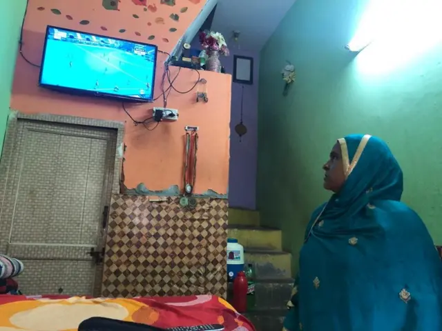 ਨਿਸ਼ਾ ਵਾਰਸੀ ਦੀ ਮਾਤਾ ਟੀਵੀ ਉੱਪਰ ਮੈੱਚ ਦੇਖਦੇ ਹੋਏ