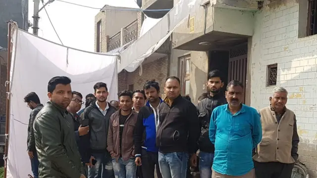 रतनलाल के घर के बाहर इकट्ठा सभी लोग उनकी तारीफ करते नहीं थक रहे.