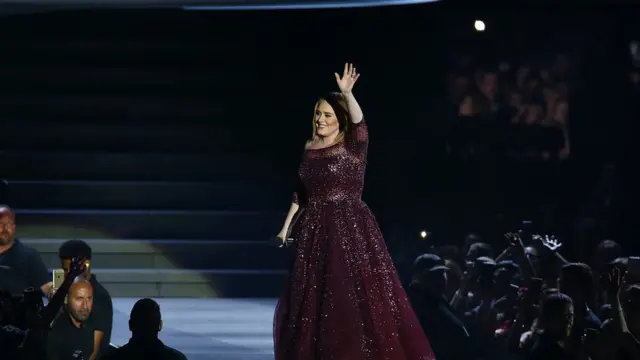 Adele se produisant en 2017 en Australie
