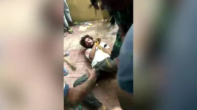 શંકાને આધારે એક વ્યક્તિને માર મારતા લોકોના વાયરલ વીડિયોનો ગ્રેબ