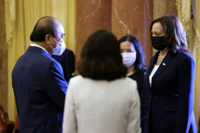 Phó Tổng thống Hoa Kỳ Kamala Harris gặp Chủ tịch Việt Nam Nguyễn Xuân Phúc