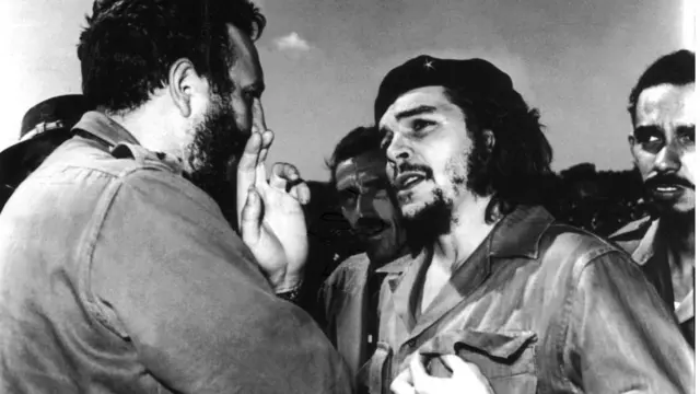 Che Guevara e Fidel Castro conversando