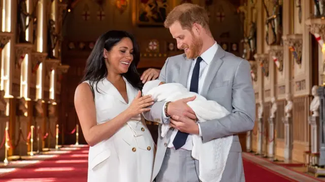 Duke dan Duchess of Sussex menggendong Archie.