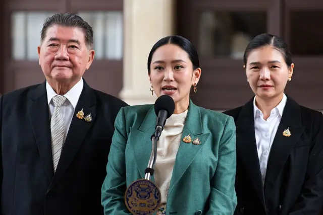 Bà Paetongtarn Shinawatra (giữa) phát biểu trước báo giới sau khi có phán quyết của tòa về việc đình chỉ chức vụ thủ tướng của bà hôm 1/7, đứng cạnh ông Phumtham Wechayachai (trái), người bắt đầu làm quyền thủ tướng Thái Lan hai ngày sau đó