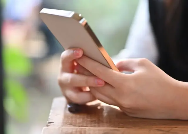 Photo d'une femme tenant un portable