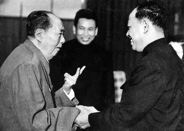 Mao Trạch Đông (trái) tiếp Pol Pot (giữa) và Ieng Sary vào năm 1970, Trung Quốc muốn che giấu việc nước này hậu thuẫn cho chế độ diệt chủng Khmer Đỏ
