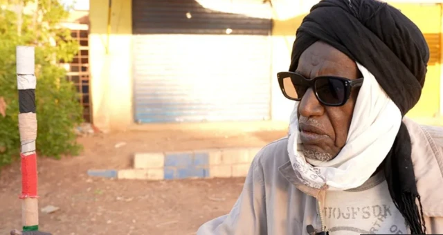 N’ihe na-erughị otu kilometa n’ihu agha, Mukhtar al-Badri Mohieddin ji mkpịsị na-aga n’akụkụ ụlọụka ‘mosque’