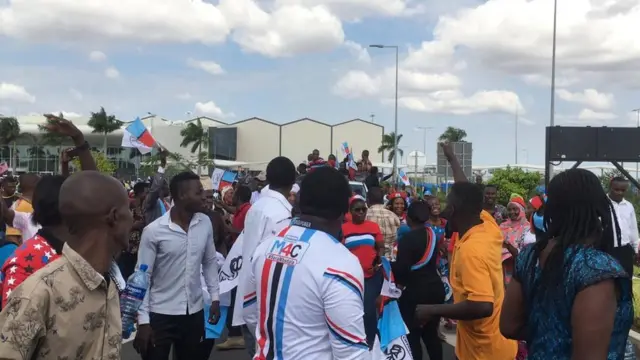 Wanachama wakiwa uwanjwa wa ndege wa Julius Kambarage Nyerere Dar es Salaam kumpokea Lissu