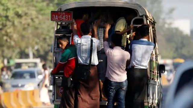 คนยืนโหนรถเมล์