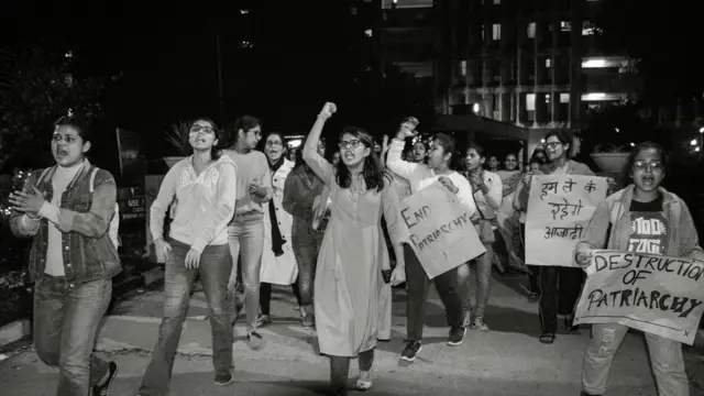 గెడీ రడ్డుపై గతేడాది మార్చి నెలలో నిరసన చేస్తున్న యువతులు