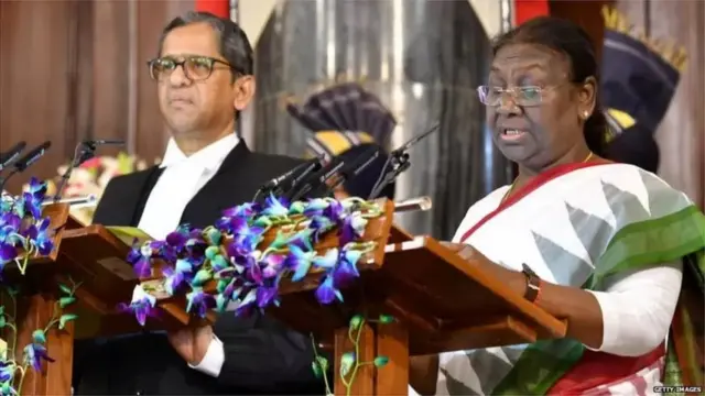 రాష్ట్రపతి ద్రౌపది ముర్ముతో ప్రమాణ స్వీకారం చేయిస్తోన్న భారత ప్రధాన న్యాయమూర్తి ఎన్వీ రమణ