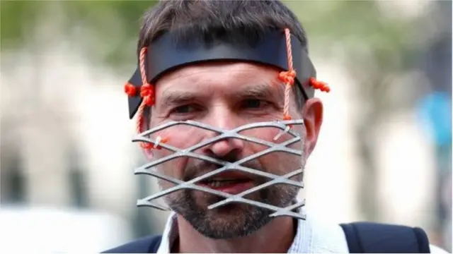 బెర్లిన్ లో ఆందోళనకారులు వివిధ రూపాలలో నిరసనలు తెలిపారు