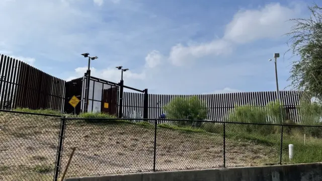 Desde el parque de la antigua estación de bombeo de Hidalgo se puede acercar a pocos metros de la valla fronteriza.