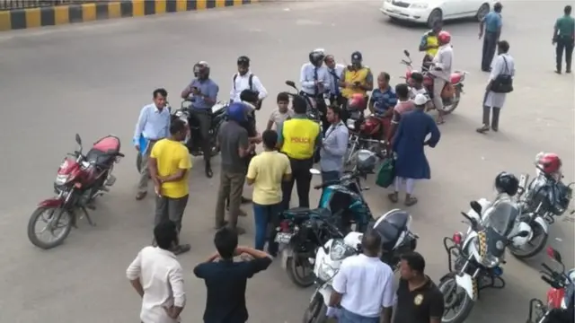 মহাখালীতে মোটরবাইক ও গাড়ির কাগজপত্র পরীক্ষা নিরীক্ষা করছে পুলিশ।