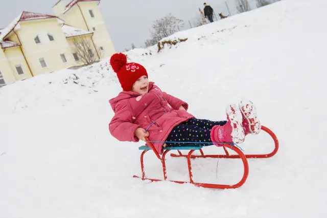 Тож дітлахи в Ужгороді ще перед Різдвом мали нагоду досхочу накататися на санках