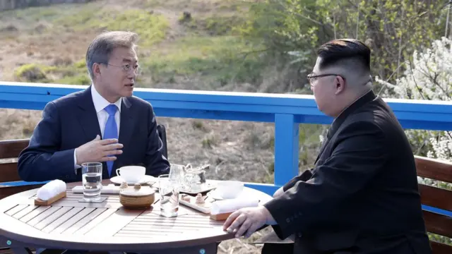 Abakuru ba Kore y'efpo n'iya ruguru Moon Jae-in na Kim Jon Un