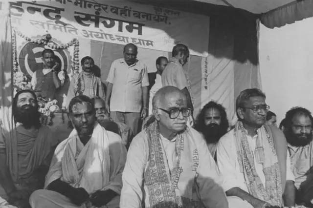 20 नवंबर 1990 को अयोध्या में राम मंदिर निर्माण को लेकर बैठे तत्कालीन बीजेपी अध्यक्ष लालकृष्ण आडवाणी
