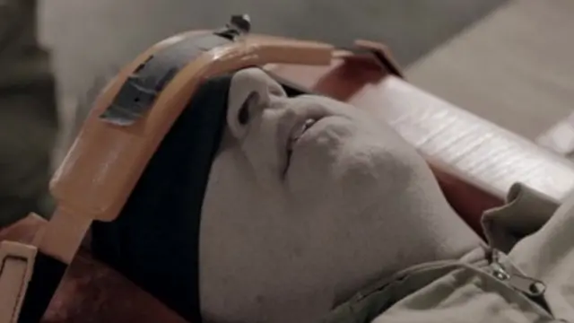 مسجون معصوب العينين