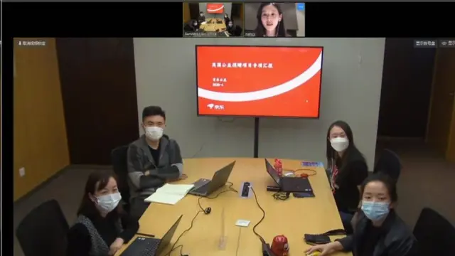 肺炎疫情中京東公益基金會榮譽理事長章澤天（上右）與公益團隊視頻會議。