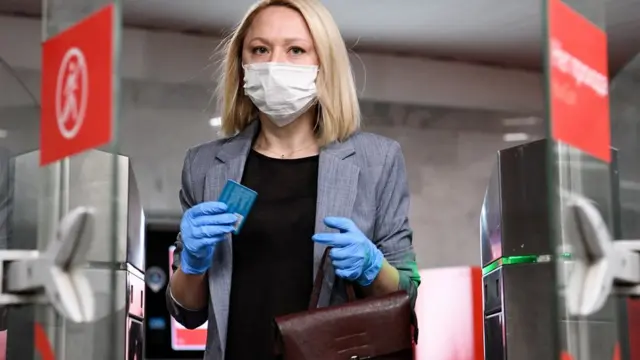 женщина в маске