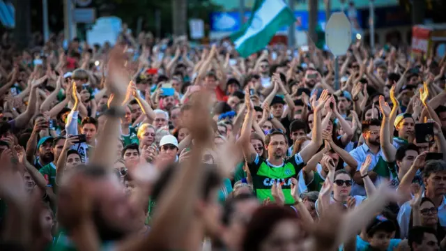 Decenas de miles de personas caminaron en la ciudad hacia el estadio Arena Condá.