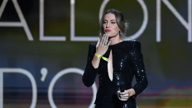 নারী ফুটবলে ব্যালন ডি অর জিতেছেন বার্সেলোনার নারী দলের অধিনায়ক অ্যালেক্সিয়া পুটেয়াস।