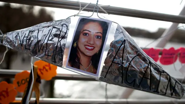 ఐర్లాండ్‌లో అబార్షన్లకు వ్యతిరేకంగా ప్రదర్శన