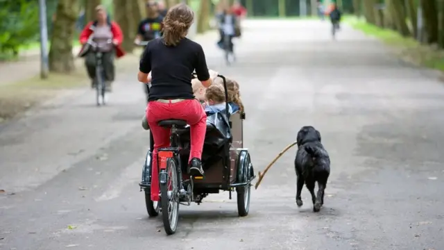 도로에서 자동차를 위한 공간을 줄이면 암스테르담처럼 자전거 라이더와 보행자를 위한 공간을 더 많이 만들 수 있다