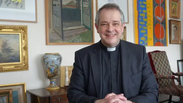 جراح نهارا ومصور نجوم الروك ليلا