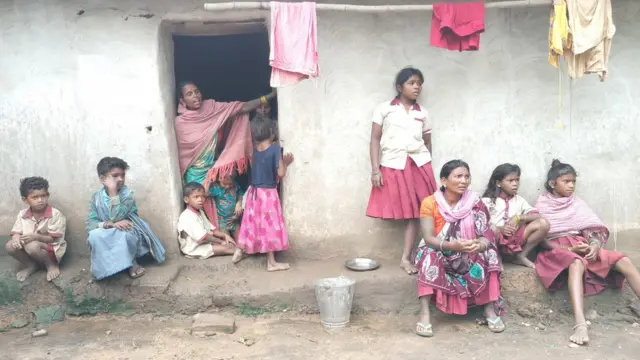 ढांढस बंधाने पहुंचे परिजन