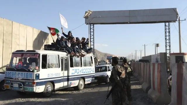 شماری مردم در حال حمل پرچم طالبان در کابل