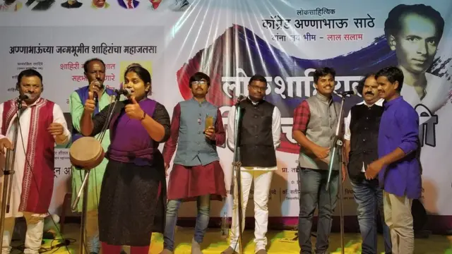 अण्णा भाऊ साठे यांच्या जन्मदिनी वाटेगाव इथं सलाम लोकशाहिराला हा कार्यक्रम झाला.