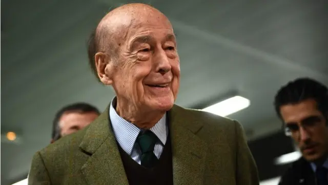 Giscard D'Estaing votes in 2016